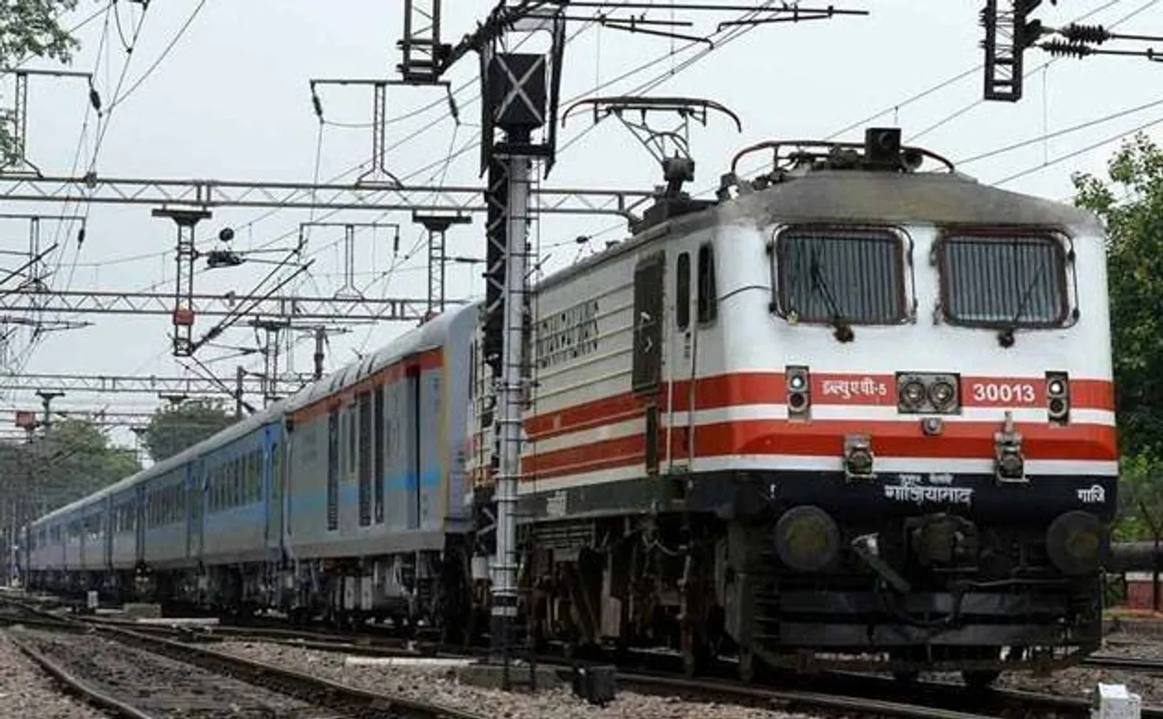Madhya Pradesh: Man kicks out a youth from running train near Bhopal saying I will die, so I'll kill you
