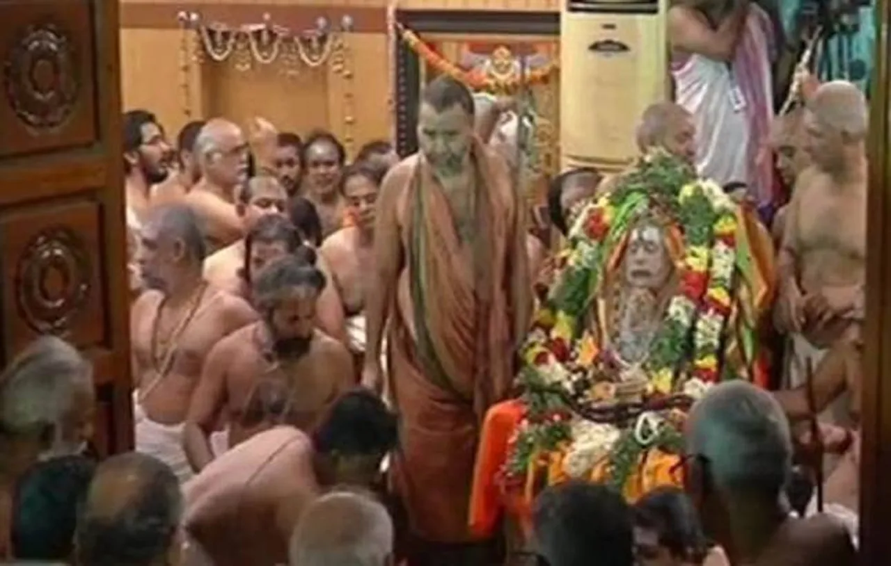Sri Jayendra Sarawathi last rites LIVE: Kanchi Sankaracharya laid to rest close to guru Sri Chandrasekharendra Saraswatiâ€™s grave
