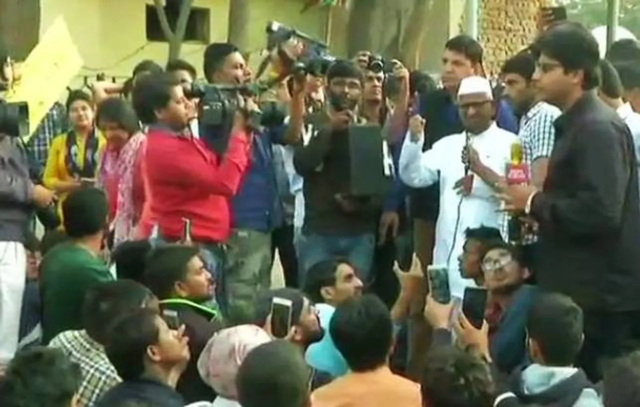 SSC exam paper leak: Anna Hazare joins agitating protesters; Cong calls it another Vyapam scam