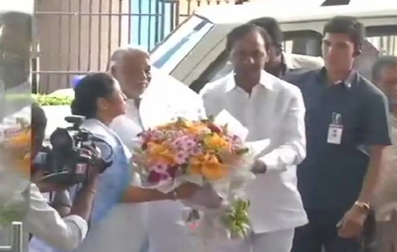 KCR meets Mamata Banerjee in Kolkata to discuss non-BJP, non-Congress alternative