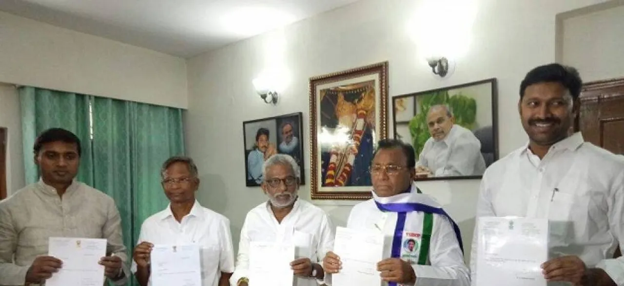 Five YSRCP MPs submit resignations to Lok Sabha Speaker Sumitra Mahajan