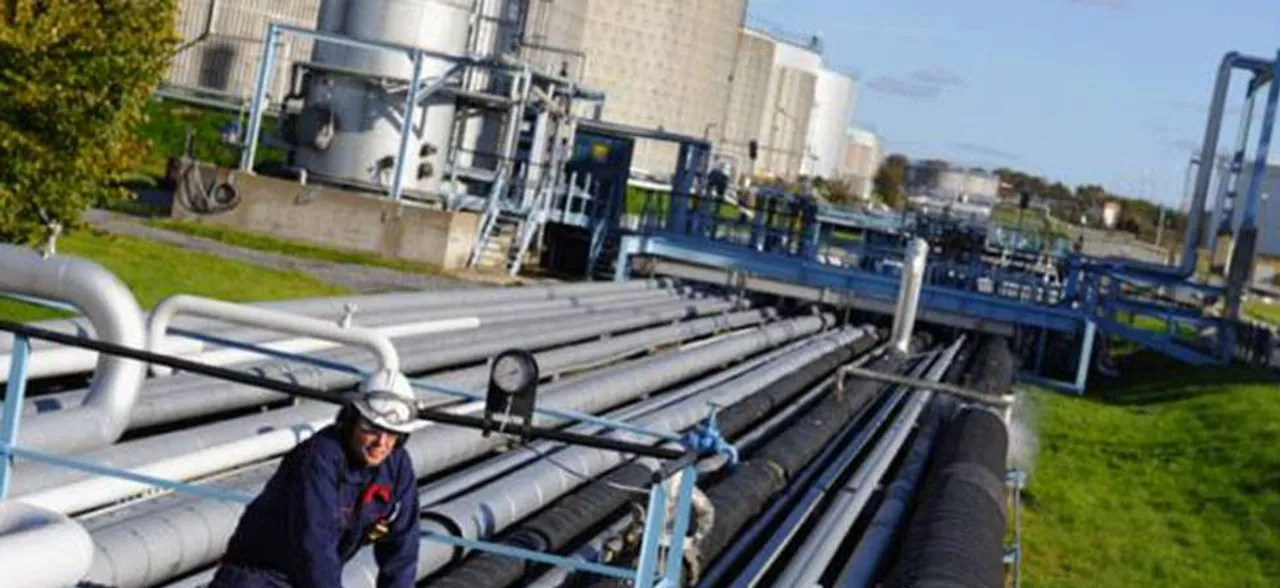  India, Bangladesh sign agreement on oil pipeline, discuss Teesta water issue