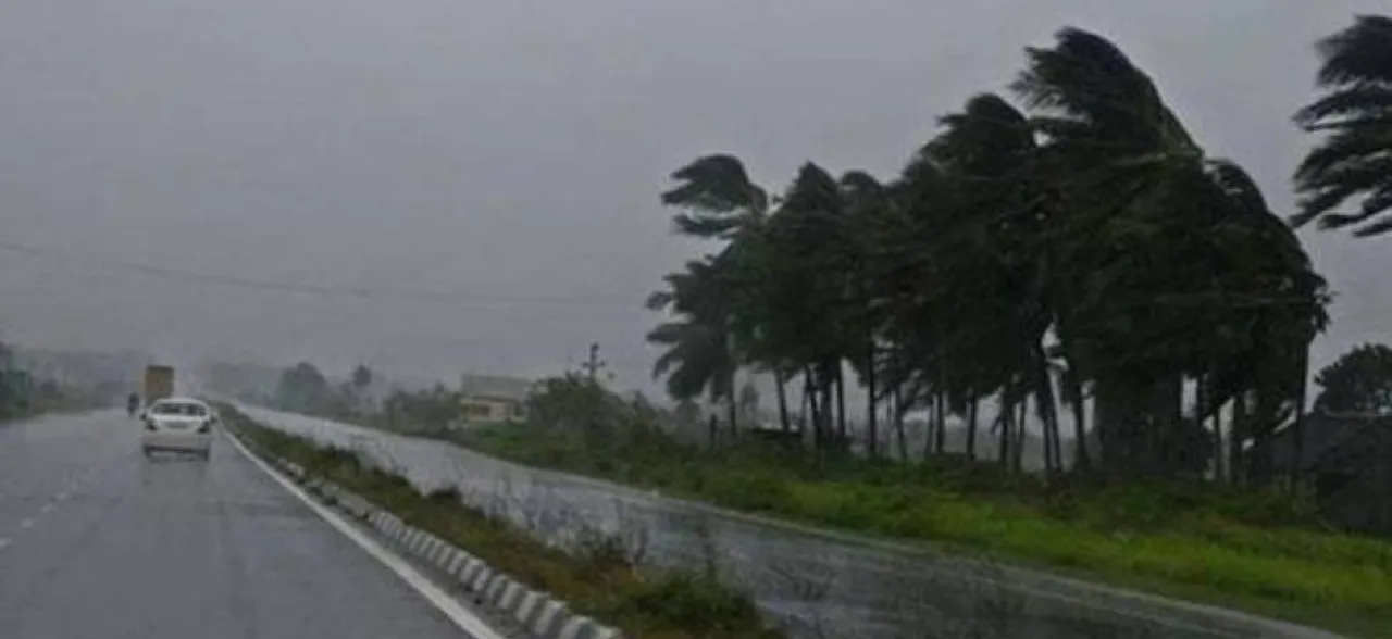 Massive storm strikes part of West Bengal leaving 8 dead, several injured; train services disrupted in Kolkata