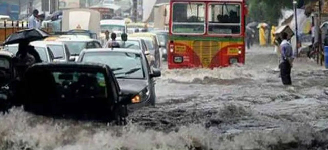 Heavy rain in Mumbai, trains running late, flight services disrupted