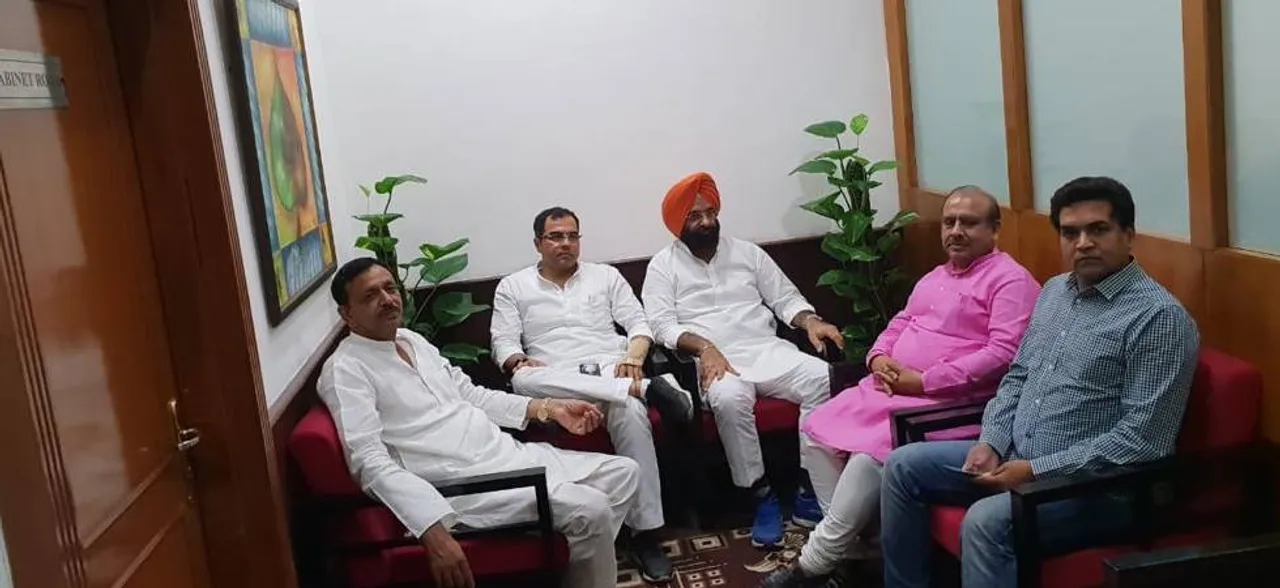 BJP mimics AAPâ€™s protest at L-G house, holds dharna outside Kejriwalâ€™s office