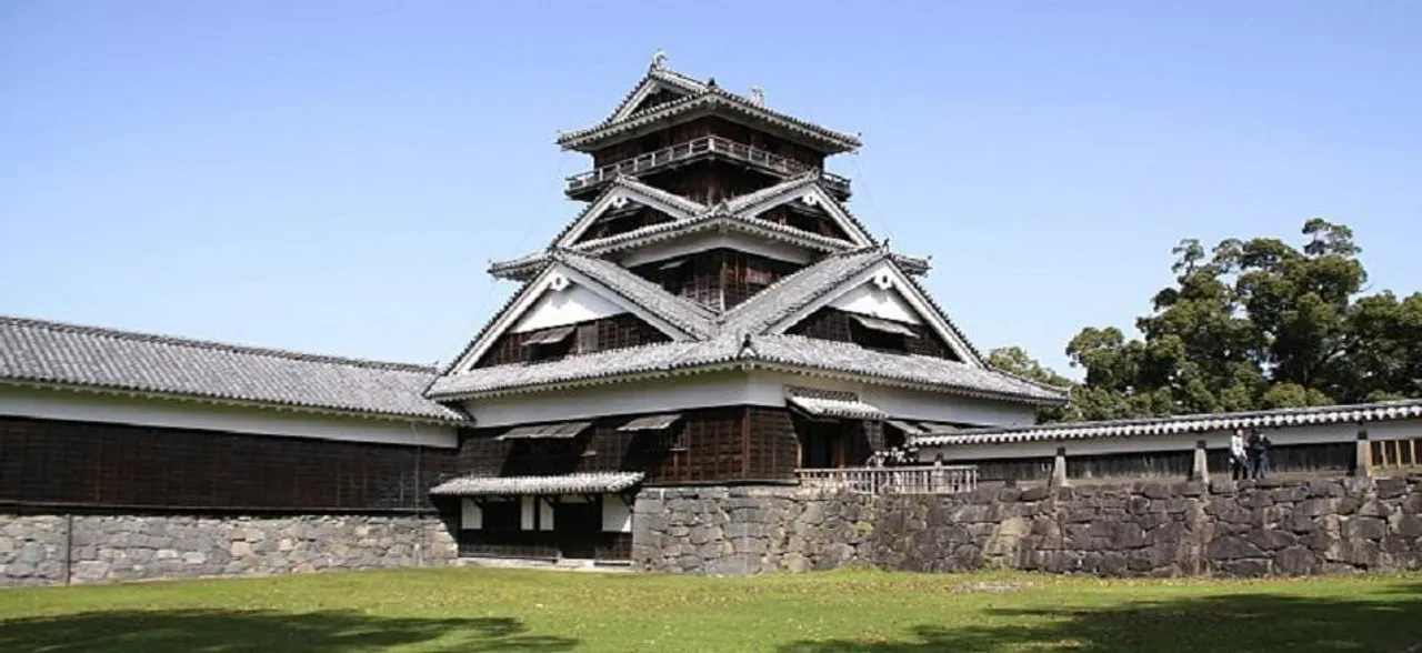 'Drum tower' collapses at Japan's quake-hit Kumamoto Castle