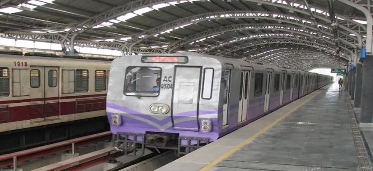 Kolkata: Passengers refuse to vacate coaches as man lies bleeding on tracks