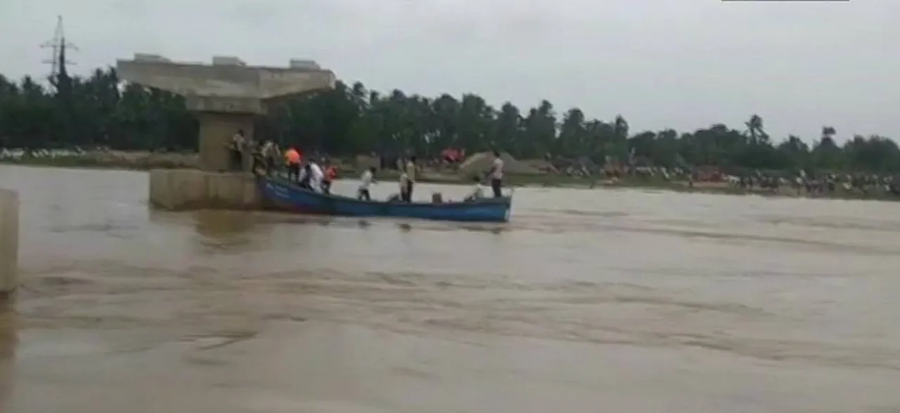 Andhra Pradesh: Rains hinder rescue operations to trace seven missing in East Godavari boat capsize