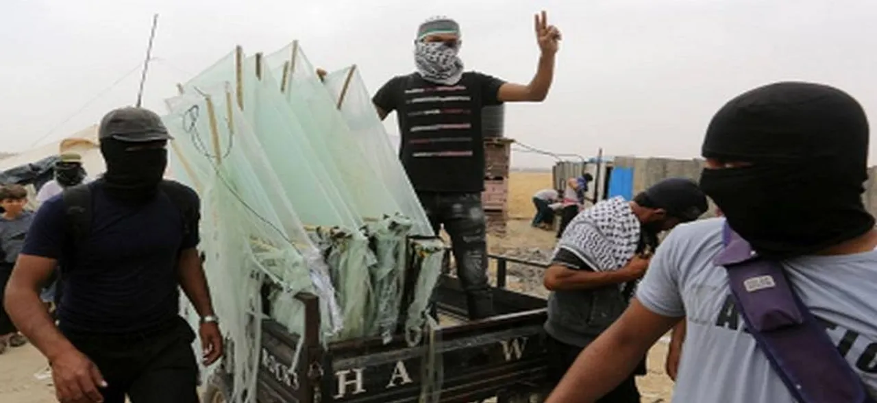 Israel tightens Gaza blockade as arson kites raise fears of war