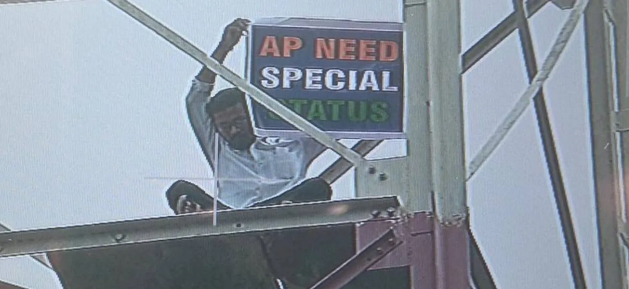 Man climbs tower in Delhi to demand special status for Andhra Pradesh