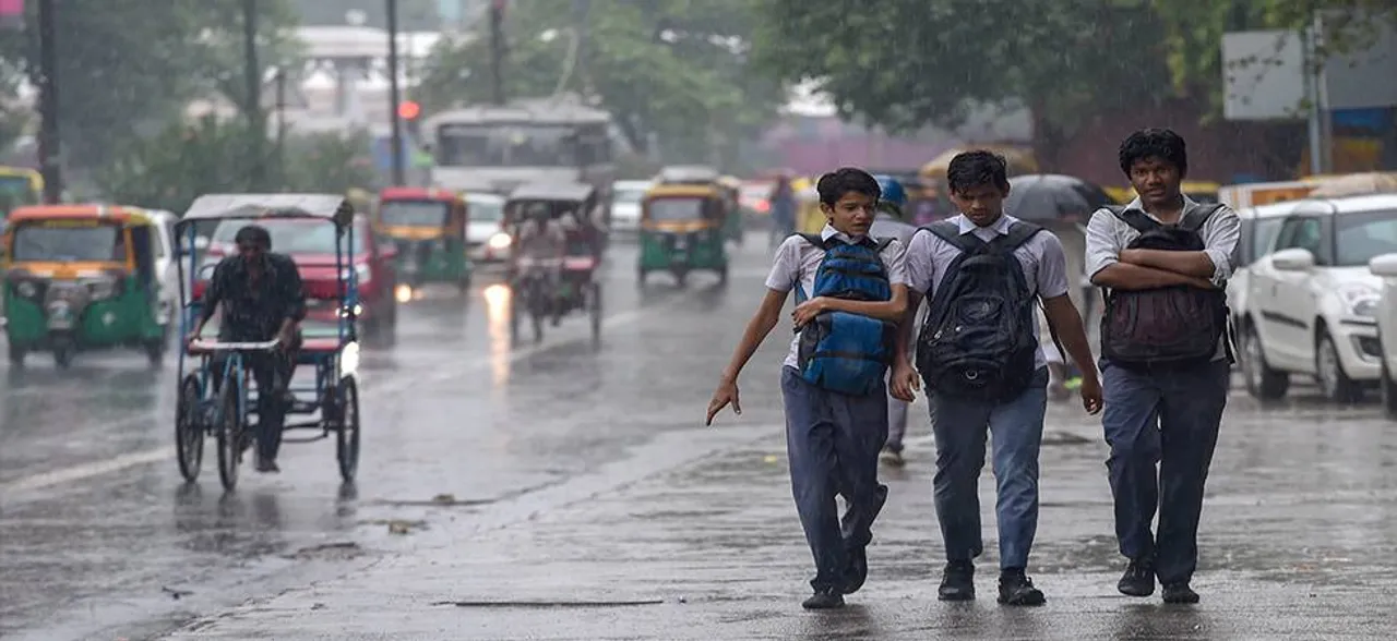 Delhi wakes up to cool morning