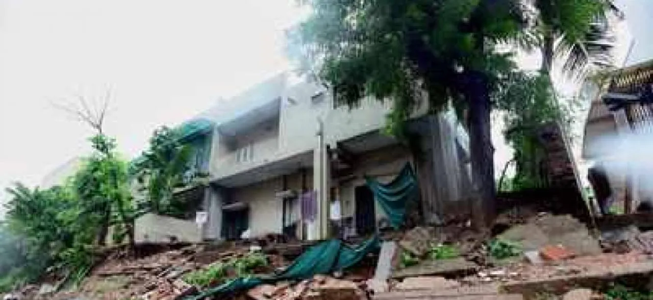 Old house crumbles in Nashik; two trapped