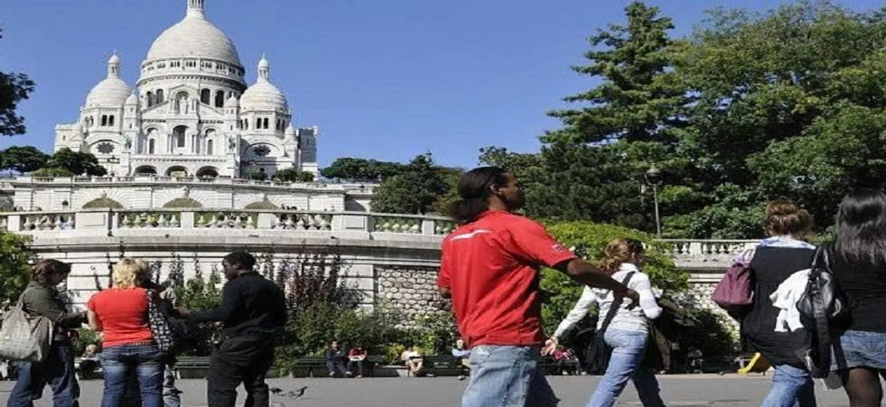French hotels, restaurants look to migrants to fill 100,000 jobs
