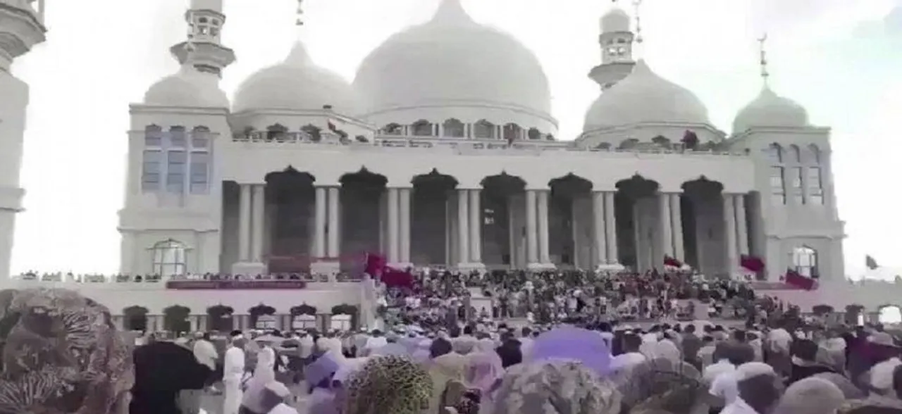 Large protests by Hui Muslims halts demolition of mosque in China: Report