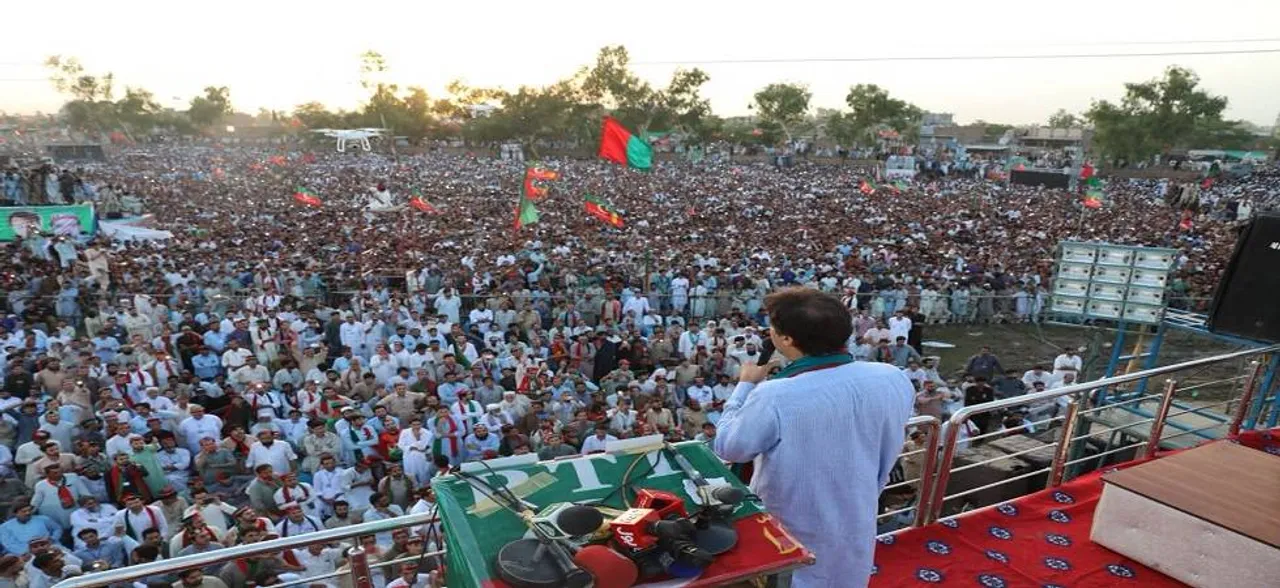 Imran Khan borrows waistcoat from NA employee for official photo