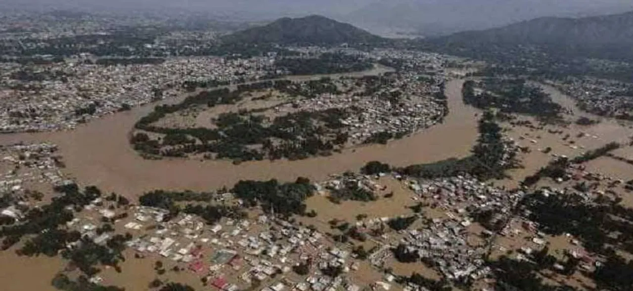 Kerala Floods: Over six lakh in relief camps; focus on food, medicine as fear of disease arises