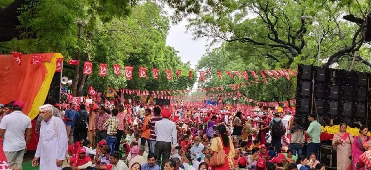 With demands of loan waiver, minimum wage, farmers turn Delhi into sea of red