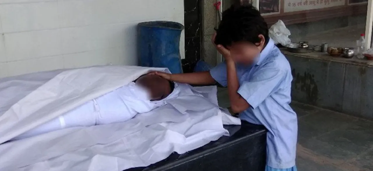 Heartbreaking photo of boy sobbing next to fatherâ€™s body raises Rs 30 lakh in day 