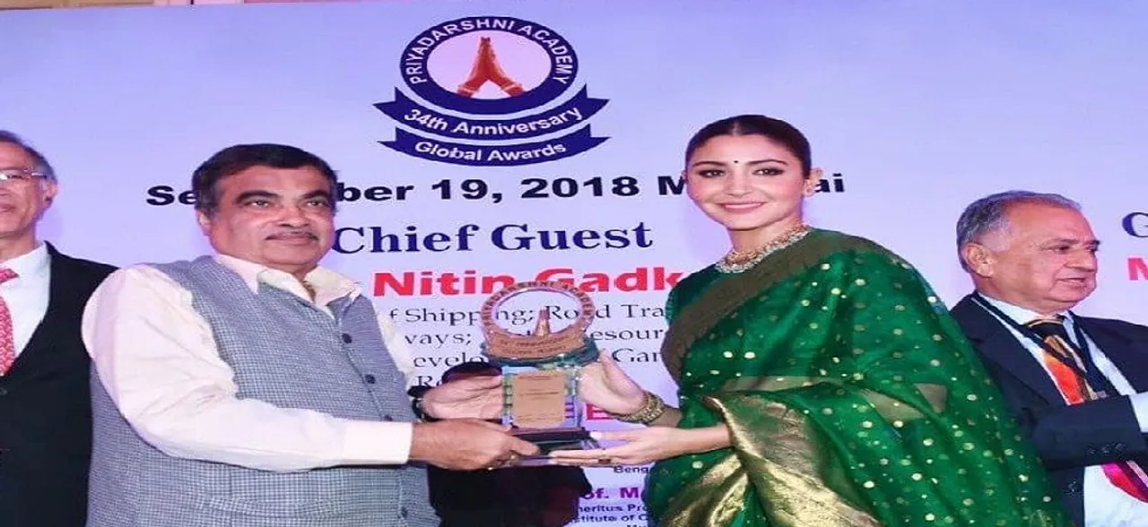 Anushka Sharma looks ethereal in an emerald green saree at the Smita Patil Awards