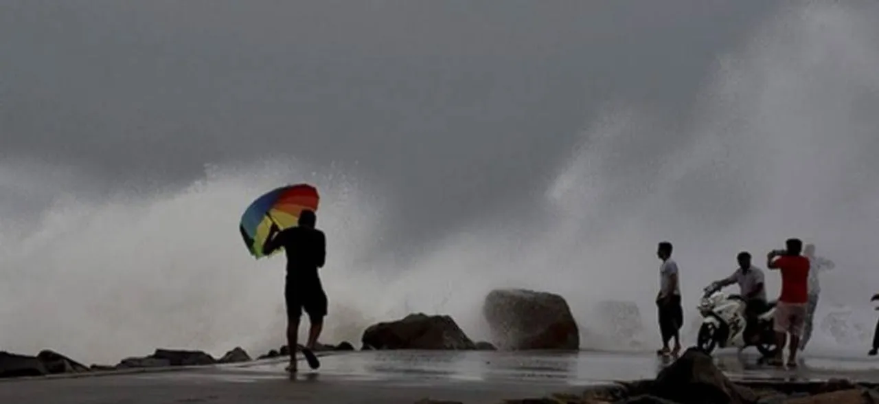Cyclone to hit Odisha and Andhra Pradesh coast tonight: IMD