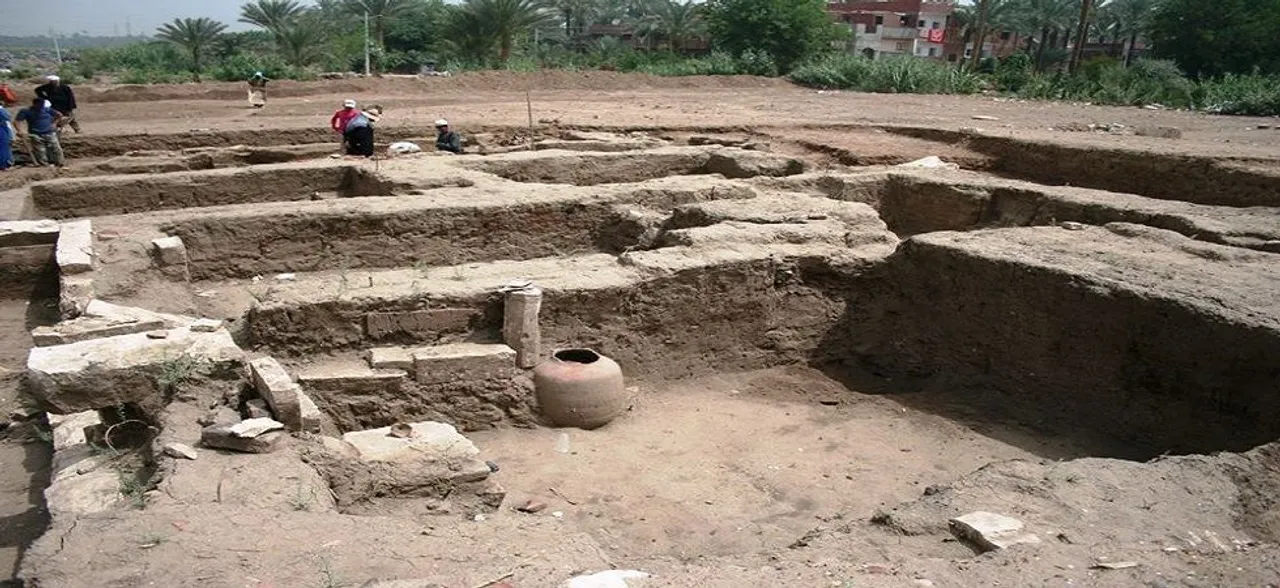 Archaeologists discover â€˜massiveâ€™ ancient building in Egypt