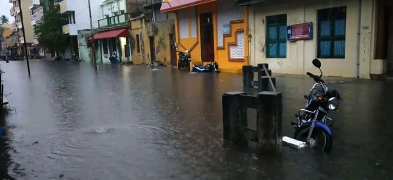 Heavy rains lash Puducherry, daily life hit; warning sent to fishermen 