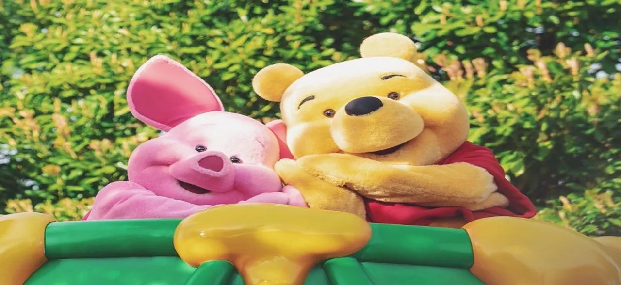 Winnie the Pooh brings laughter to Indonesian quake kids