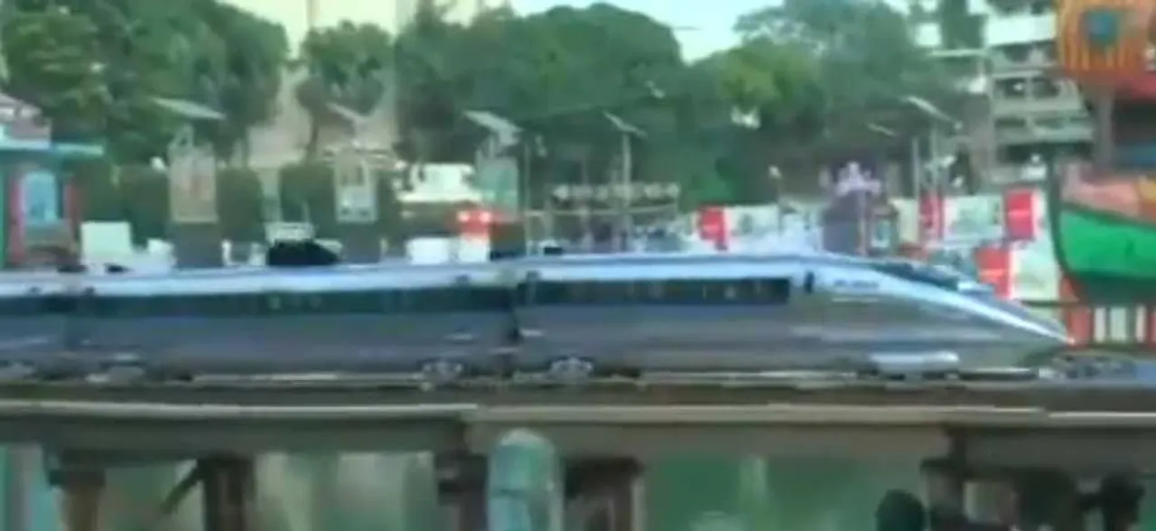 Watch: â€˜Bullet trainâ€™ running through Kolkata streets will leave you amazed