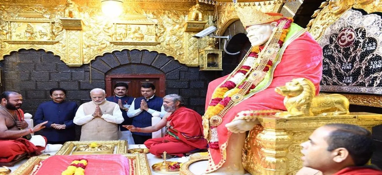 PM in Shirdi: Narendra Modi hands over keys to beneficiaries of Pradhan Mantri Awas Yojana