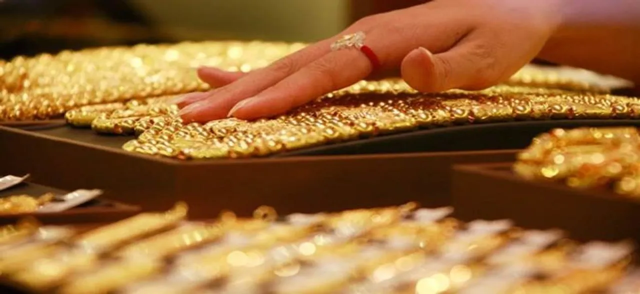 Gold at nearly 6-yr high of Rs 32,650 on festive demand