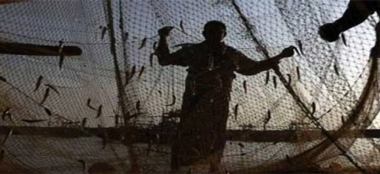 Sri Lankan Navy chases away over 3,000 Tamil Nadu fishermen,snap fishing nets 