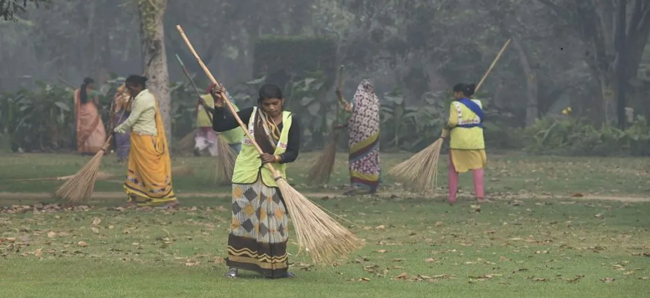Delhi Air Quality Index witnesses slight improvement; drops from 'very poor' to 'poor'