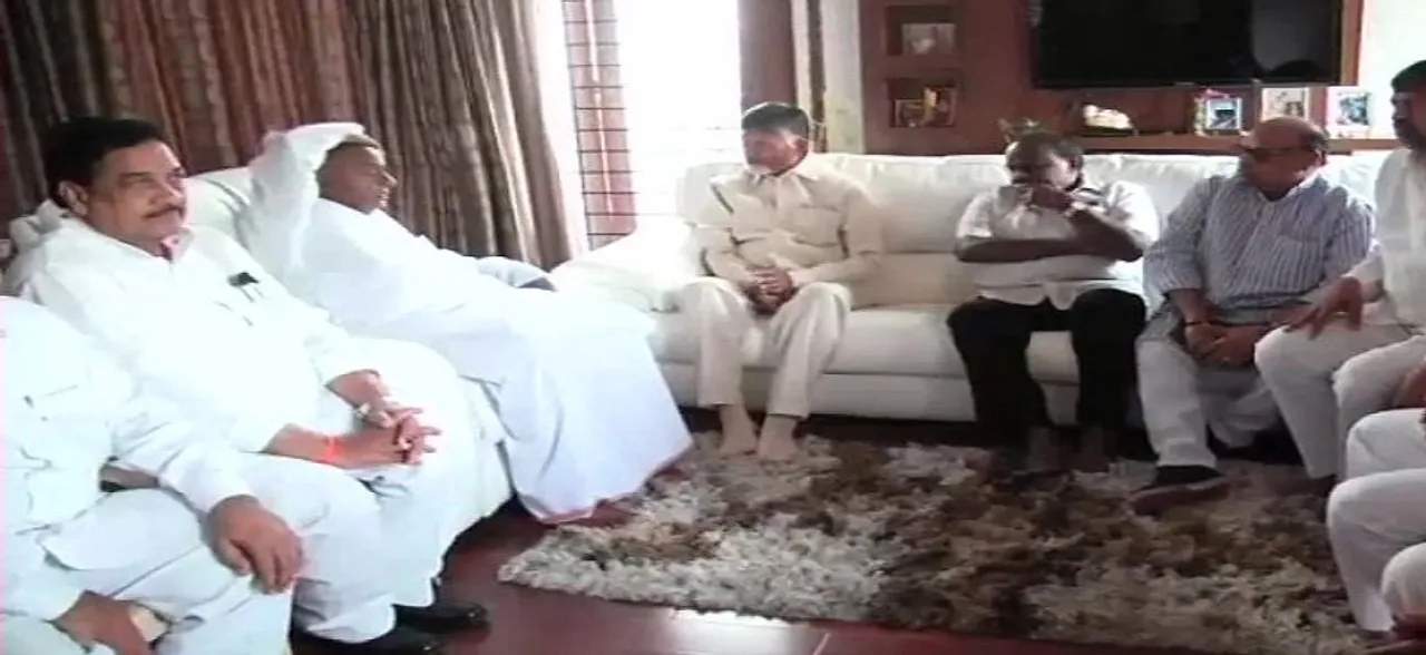Lok Sabha Election 2019: Chandrababu Naidu meets Deve Gowda, Kumaraswamy; seeks opposition unity