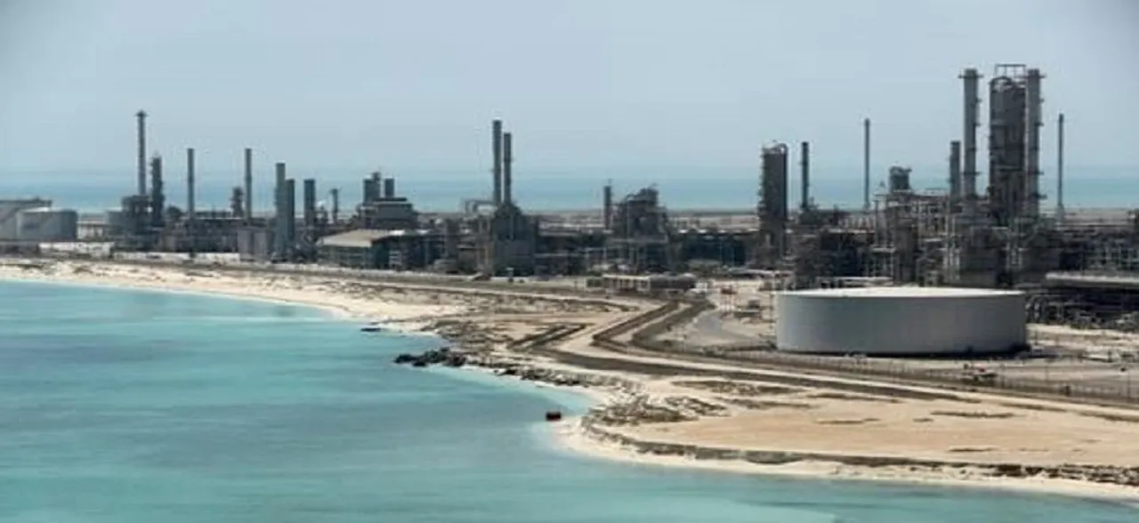 Saudi says to cut oil output as producers discuss price dip
