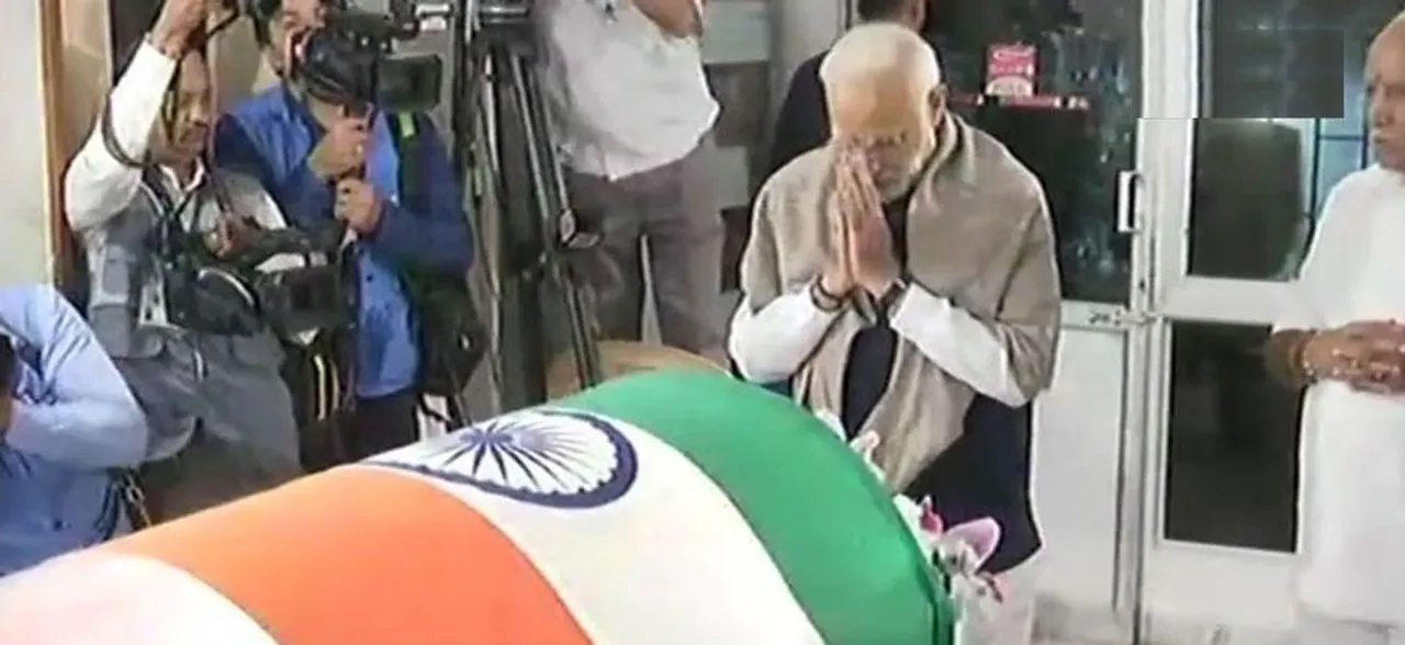 PM Narendra Modi pays tribute to Ananth Kumar in Bengaluru