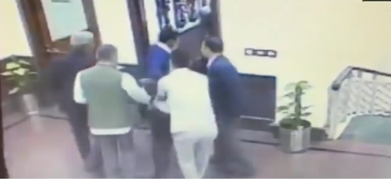 Man who attacked Arvind Kejriwal was issued entry pass for Delhi Secretariat: Sources