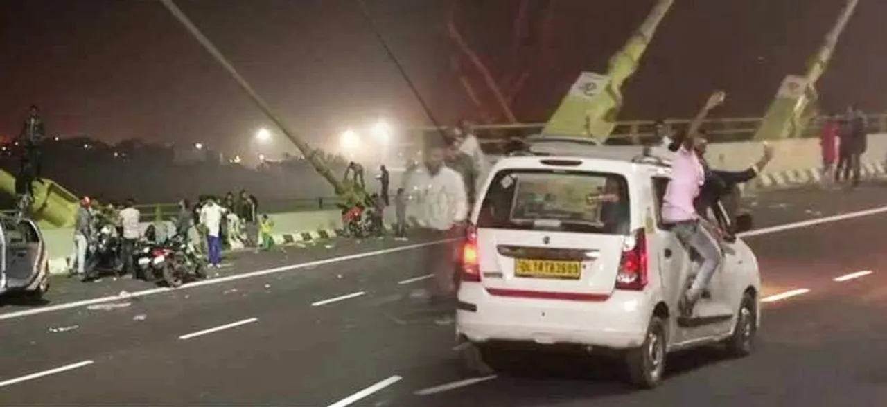 Signature Bridge: 2 medical students killed as motorcycle rams into divider and falls off in Delhi