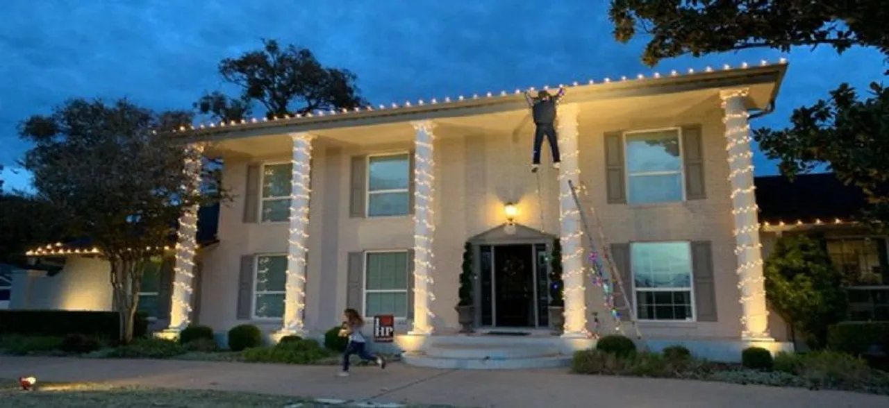 Passer-by panics, mistakes 'Christmas Vacation' display for a real person