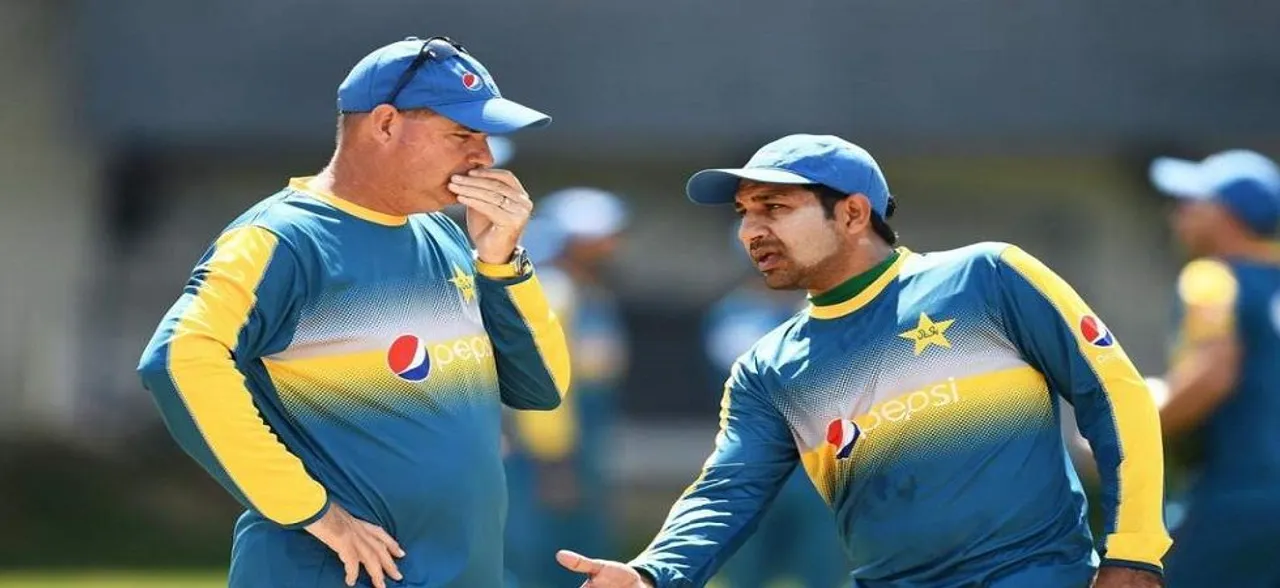 Mickey Arthur, Pakistan cricket coach, gets one demerit point for dissent at third umpire decision