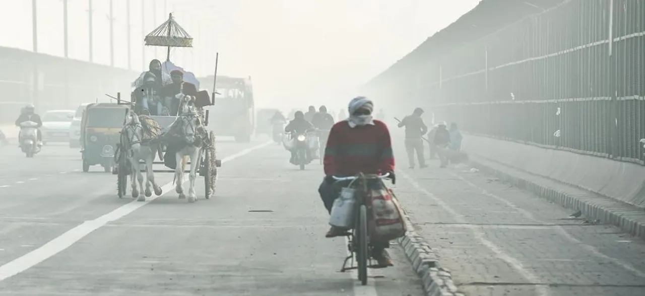 Delhi wakes up to dense fog, flight departures put on hold 
