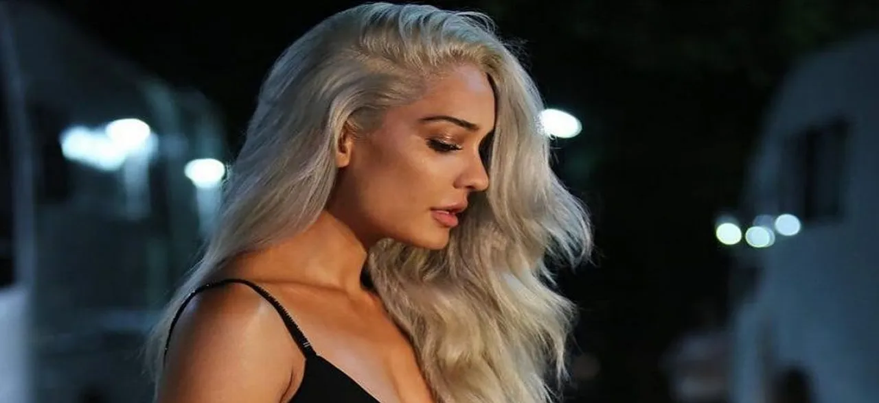 Lisa Haydonâ€™s platinum blonde hair colour is perfect for this Winter season 