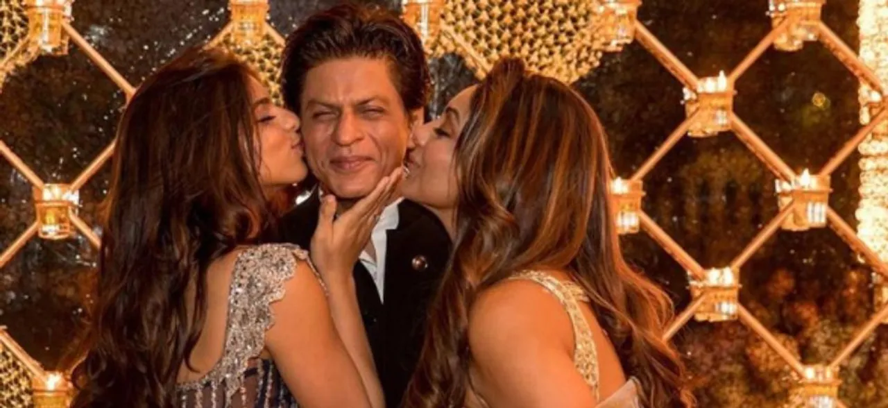 Shah Rukh Khan gets a kiss from his wife Gauri and daughter Suhana, see PIC