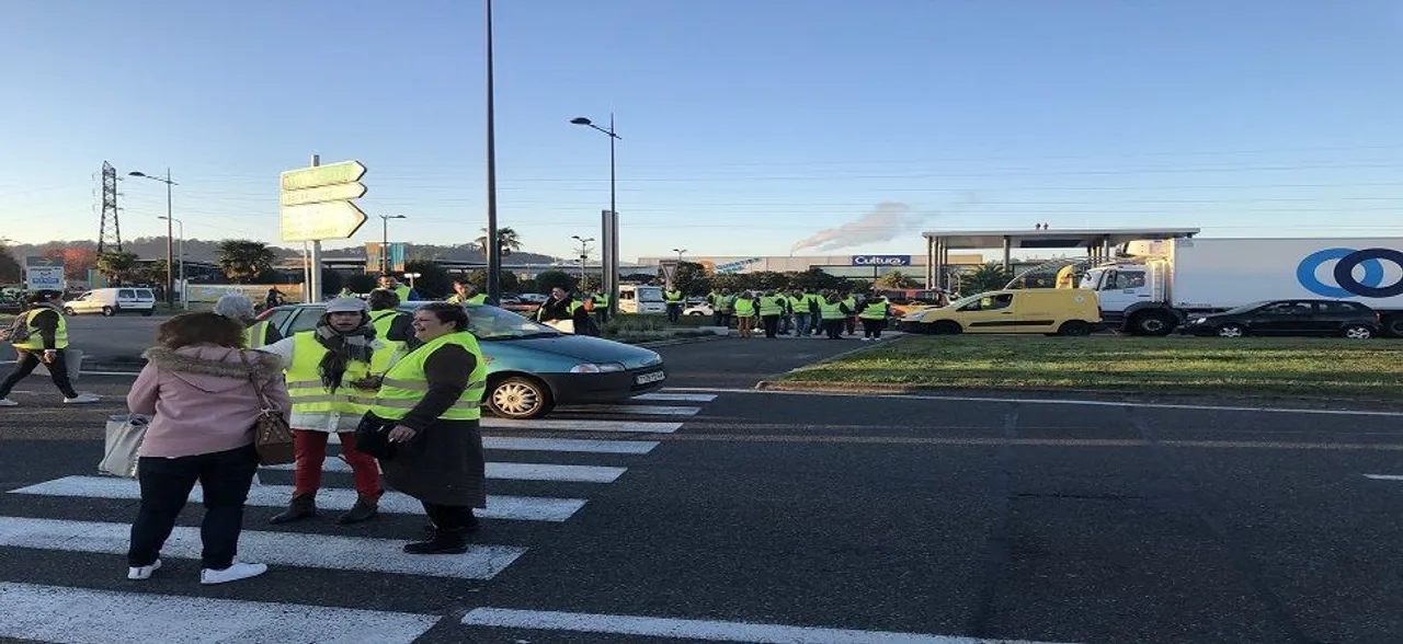 84,000 turn out for 'yellow vest' protests, Macron to launch national debate  