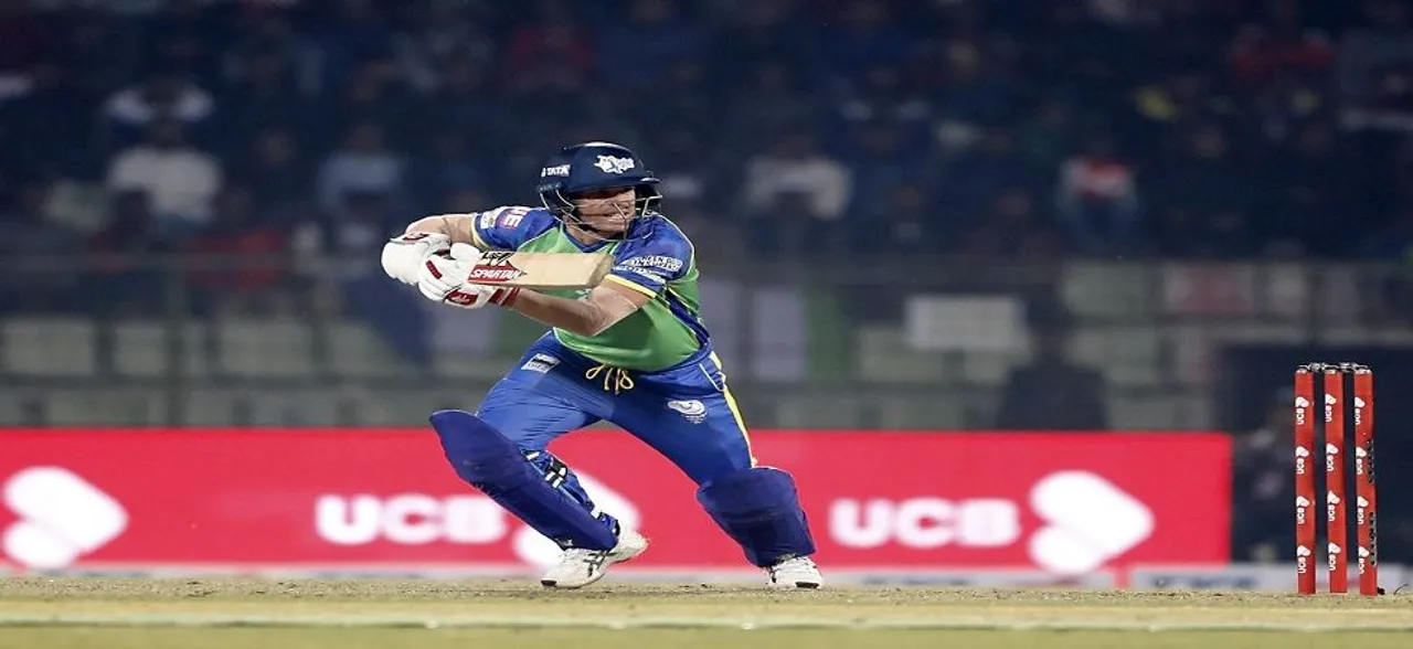 David Warner makes dramatic switch from right-hander to left-hander