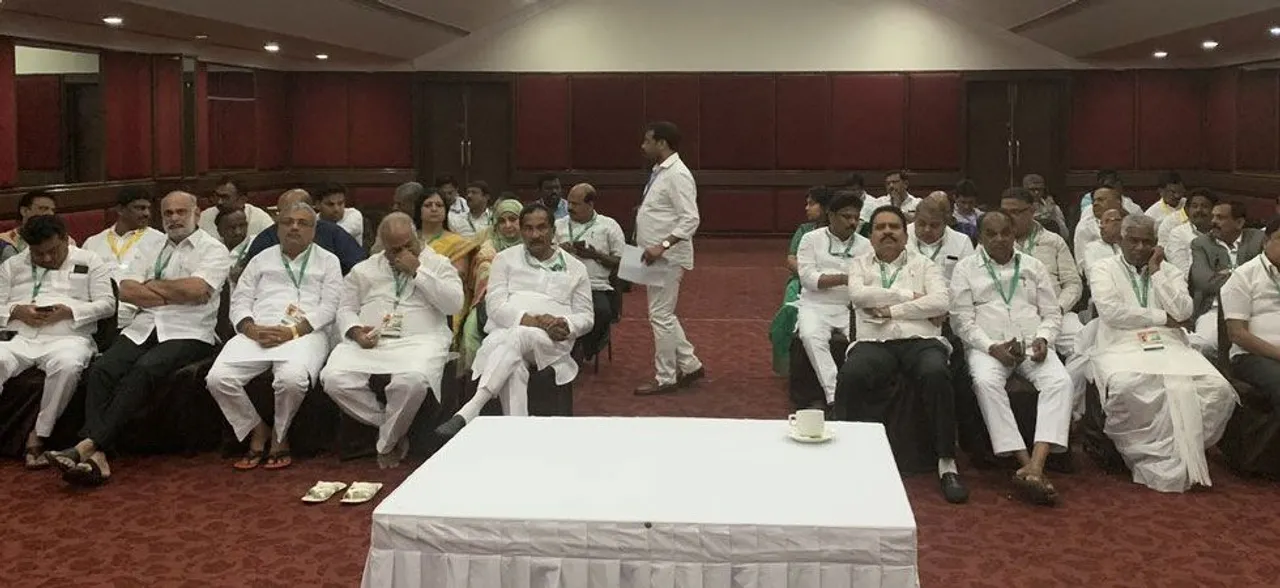 Karâ€˜natakaâ€™ crisis continues as Congress MLAs remain confined to hotel amid poaching fears