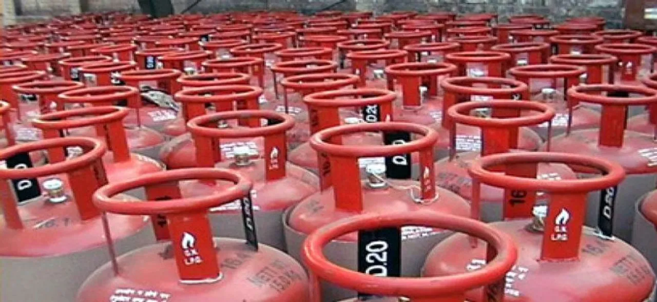 Non-subsidised LPG price slashed by Rs 30, subsidised by Rs 1.46 