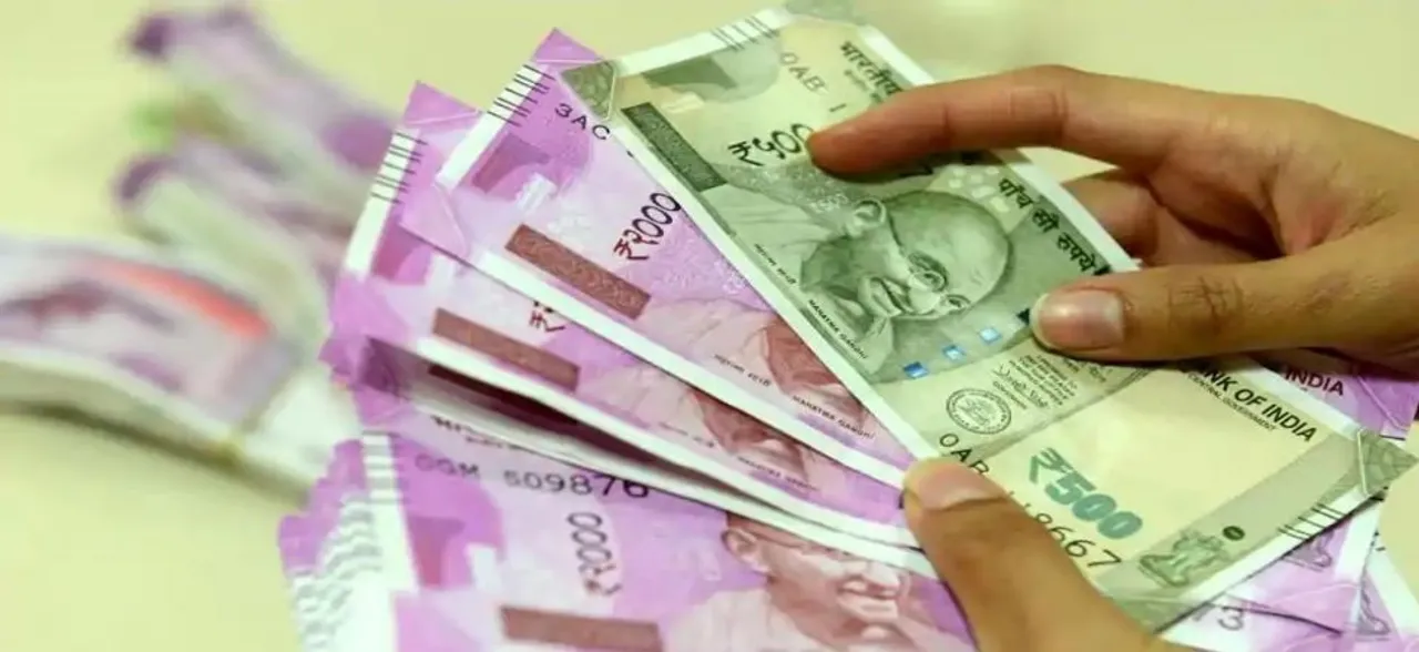 Rupee slips 11 paise to 71.34 against US Dollar on crude oil scare