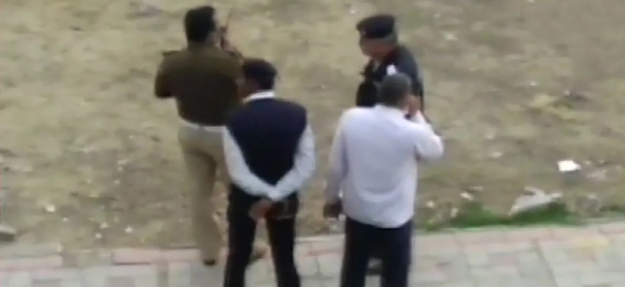 Firing near Akshardham Temple in Delhi, attacker nabbed by police