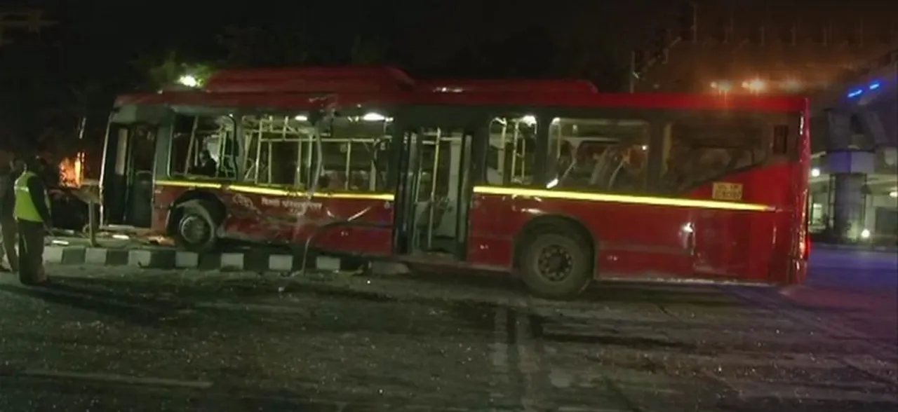 1 dead, 15 injured as truck rams DTC bus near Delhiâ€™s ITO flyover
