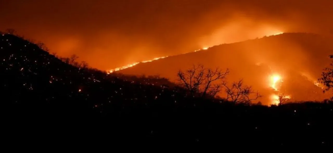 Fire breaks out in Karnataka's Shivamogga, five thatched huts gutted into blaze